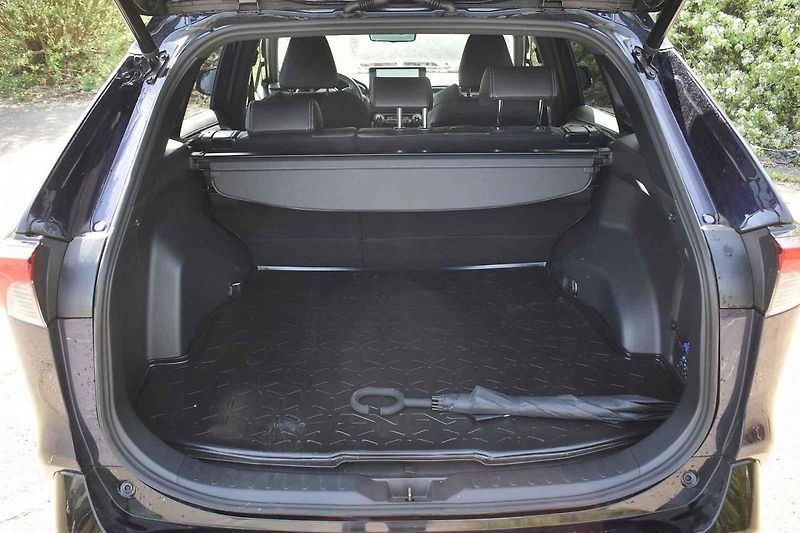Nádrž na LPG v zavazadelníku Toyoty RAV 4 hybrid