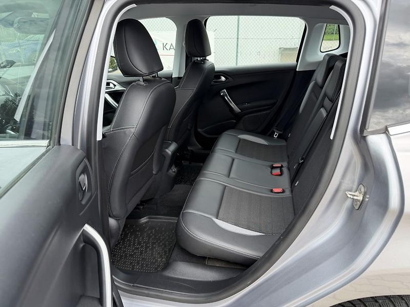 Peugeot 2008 1.2T 81 kW navigace, serviska - fotka 7 z 18