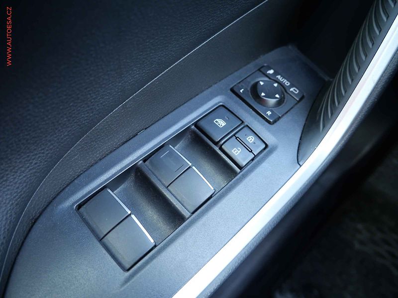 Toyota RAV4 (2020) 2.5HYBRID 4x4, ČR, servis - fotka 15 z 25