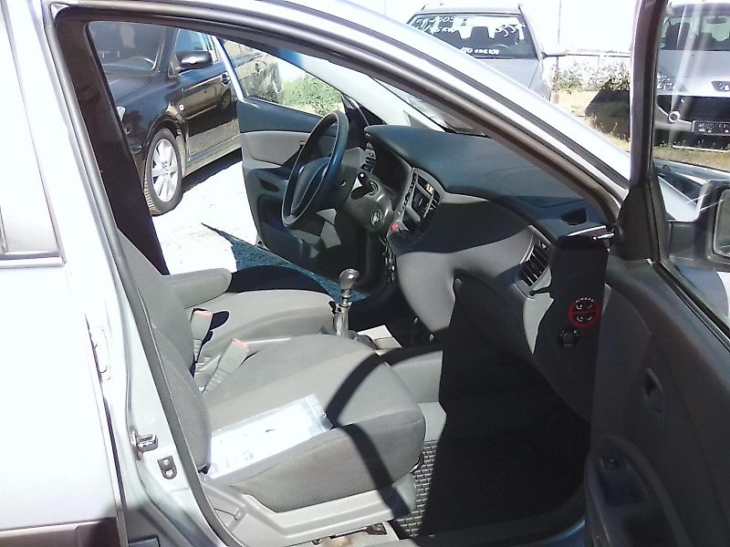 Kia Rio (2006) 1.4i 16V, velmi pěkné - fotka 17 z 30