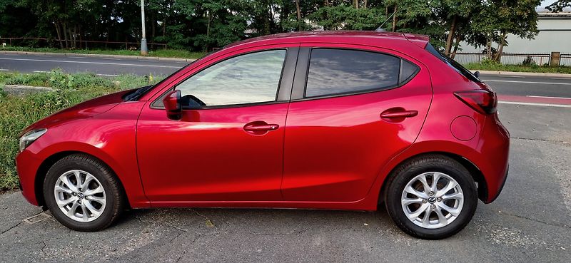 Mazda 2 1.5 66 KW výbava - fotka 17 z 41