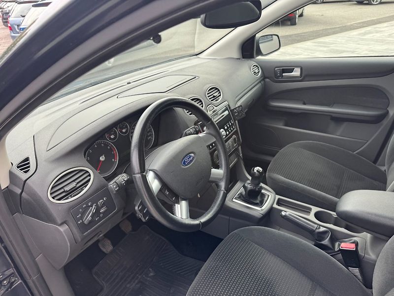 Ford Focus (2007) Ghia 2.0i 107kW - fotka 11 z 30
