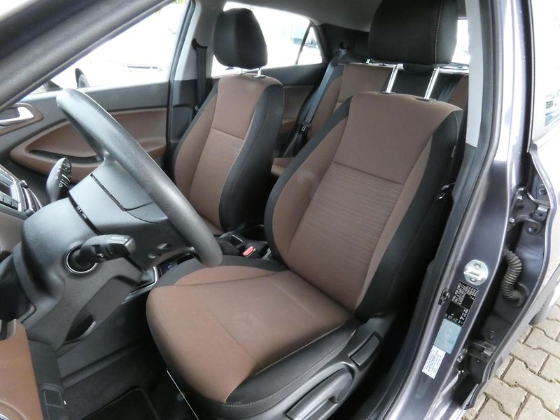 Hyundai i20 1,2 /55kW - fotka 19 z 30