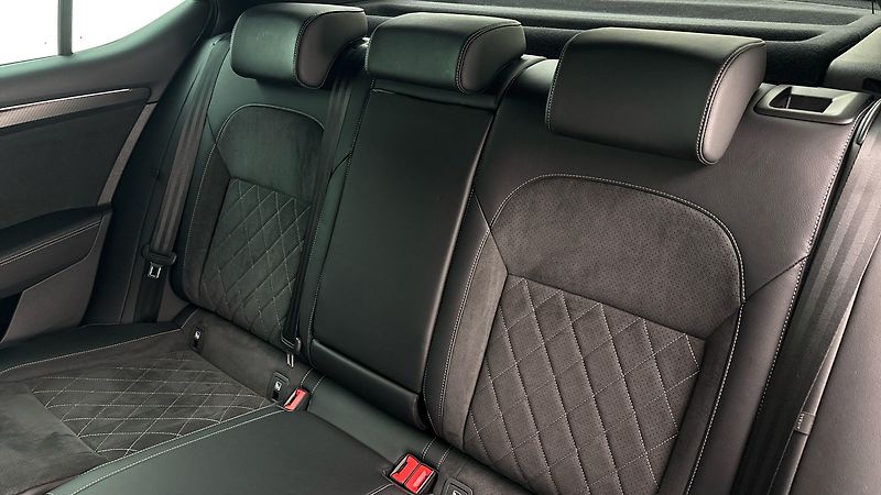 Škoda Superb 2.0 TDI DSG Sportline - fotka 16 z 34