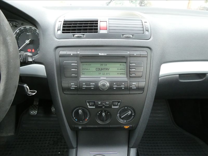 Škoda Octavia 1,6 FSi 85kW závěs, 2x kola - fotka 20 z 25