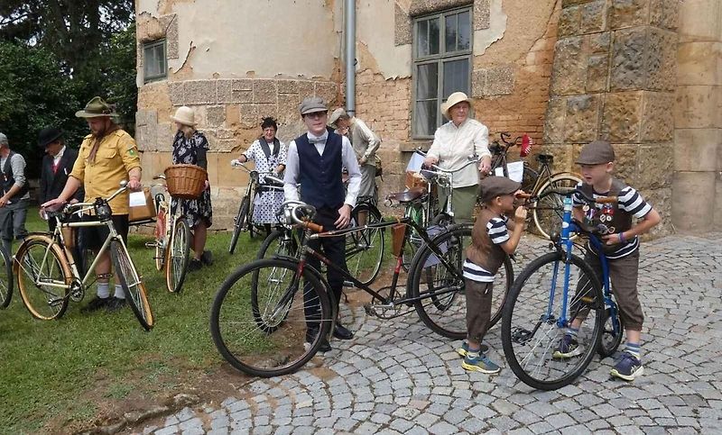 Déšť je nezastavil. Do Holovous dorazilo rekordních 180 historických vozidel.