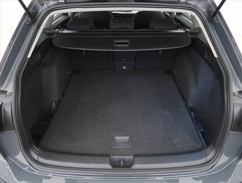 Volkswagen Golf (2023) Life 2.0 TDI, Automat - fotka 14 z 23