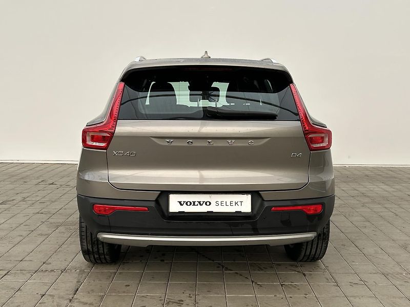 Volvo XC40 2.0  B4 Momentum Pro - fotka 6 z 31