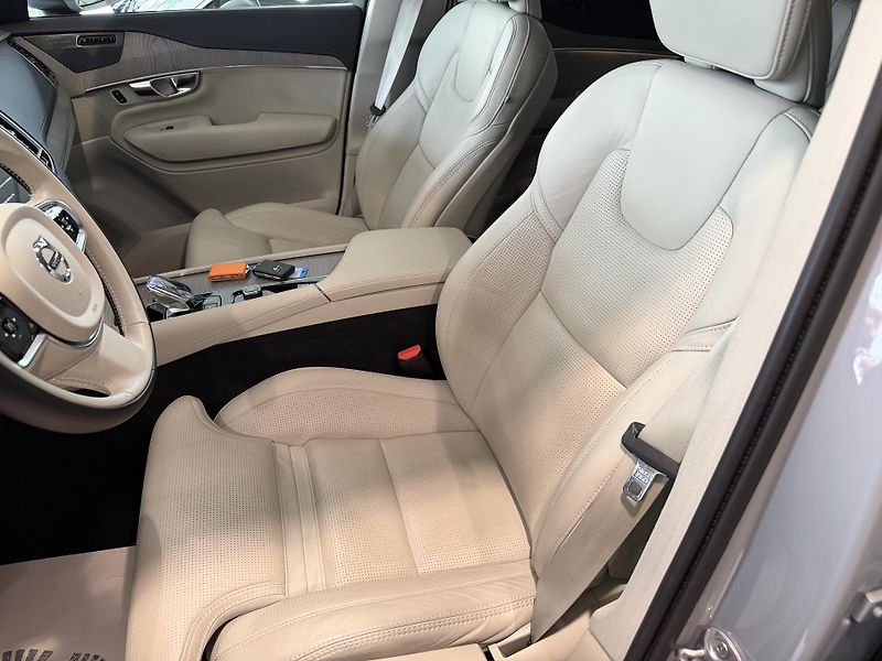 Volvo XC90 B6 AWD Ultimate Bright 7míst - fotka 11 z 30