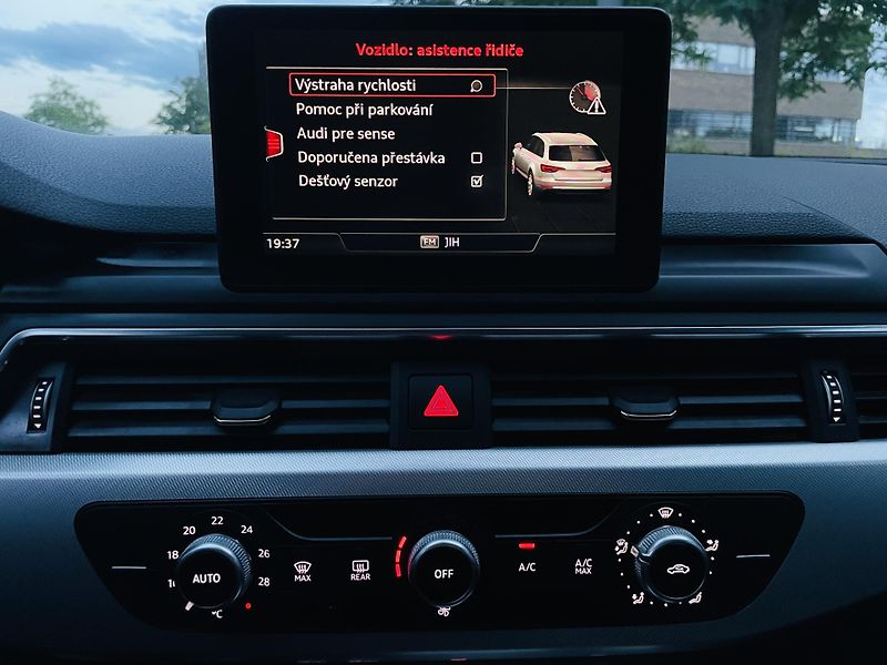 Audi A4 1.4TFSI MAN 1MAJITEL TAŽNÉ LED - fotka 40 z 44