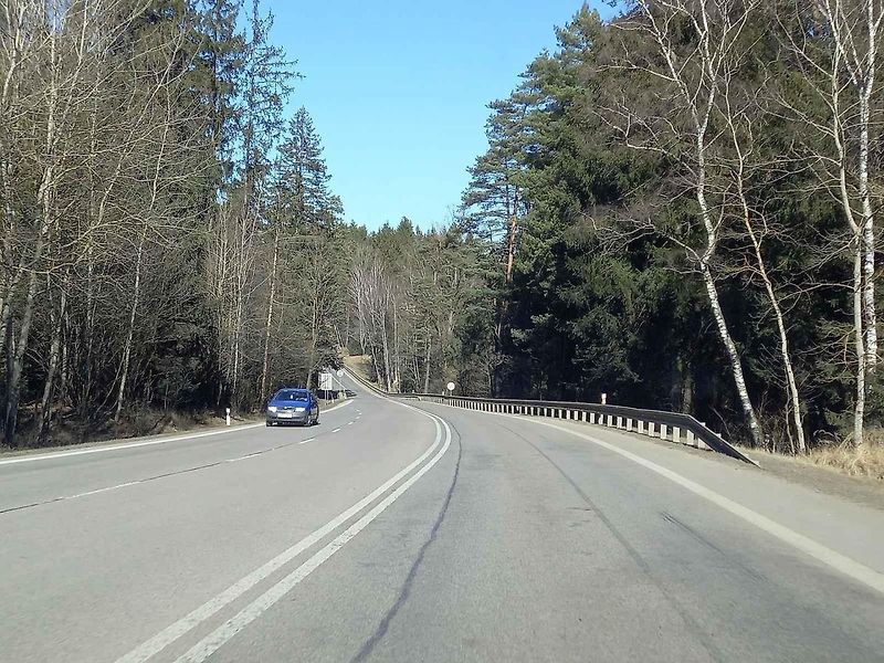 Památník obětem tragické nehody u Nažidel.