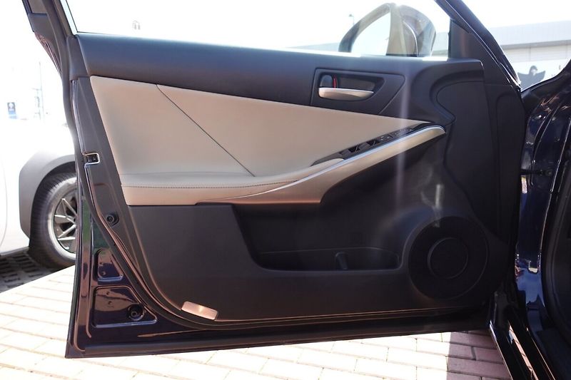Lexus IS 300h Executive Navi - fotka 9 z 34