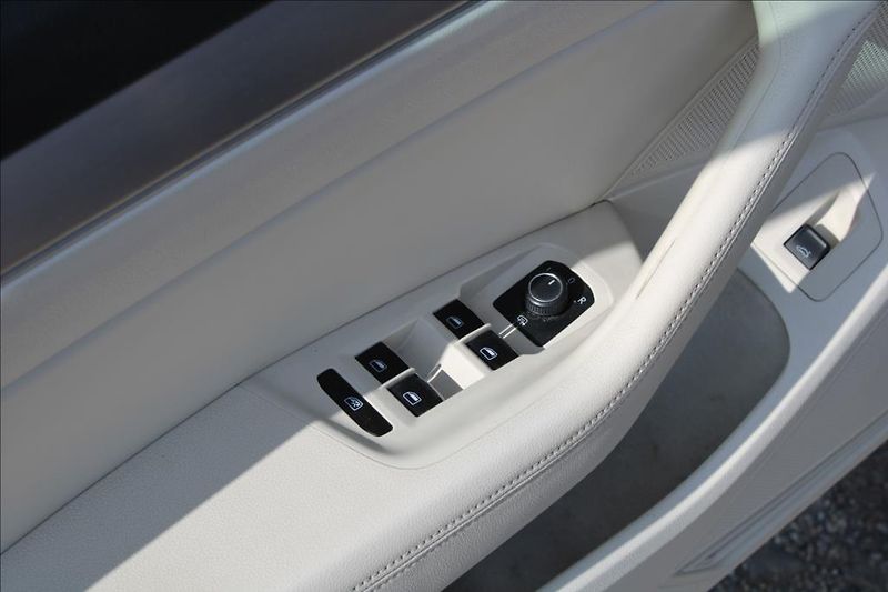 Volkswagen Passat 2,0 TDi  HIGHLINE, 4 x 4, DSG - fotka 17 z 38