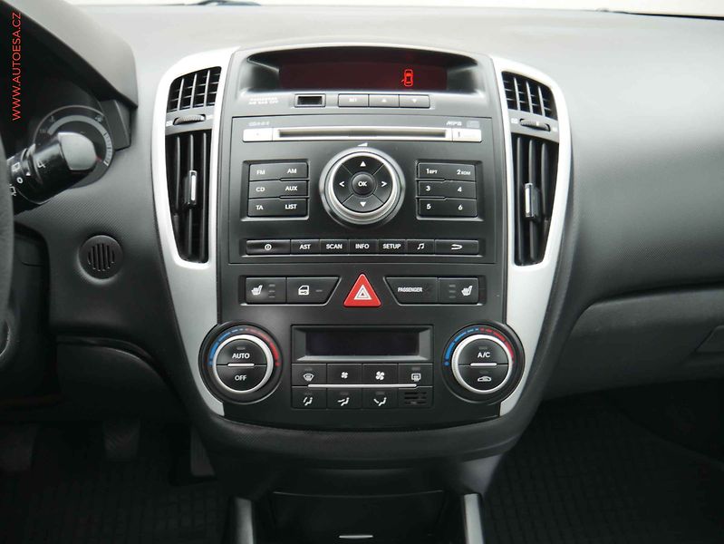 Kia Ceed (2010) 1.4 16V, ČR, Klima - fotka 11 z 13