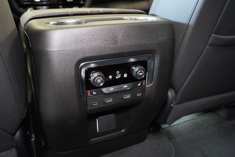 Chevrolet Suburban (2026) 6,2 V8 High Country - fotka 28 z 50