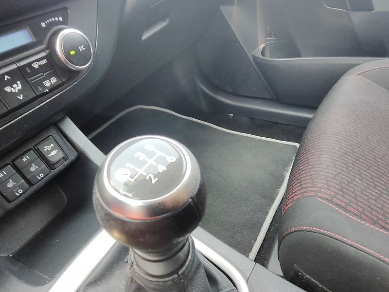 Toyota Auris 1.6 Valvematic/97kW Active - fotka 17 z 24