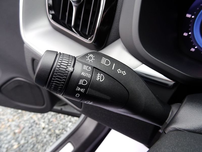 Volvo XC60 B4 145kW AWD LED Rezervováno - fotka 19 z 33