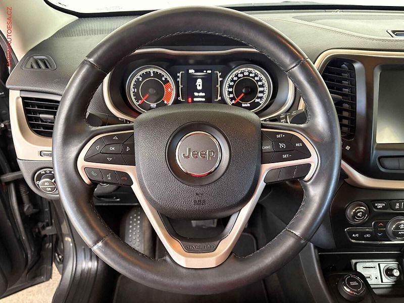 Jeep Cherokee (2015) 2.0 CRD 4x4, servis.kniha, AT - fotka 18 z 20