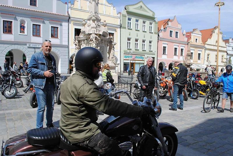 Třeboňské Masarykovo náměstí bylo motorkami doslova našlapané. Stovkám strojů požehnal tamní kaplan Jiří Kalaš.