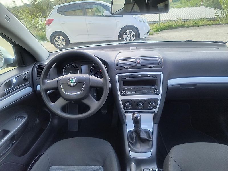 Škoda Octavia (2009) 1.6 MPi 75KW/AC/PC/PDC/TAŽNÉ - fotka 21 z 47
