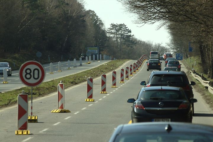 Kolona automobilů na dálnici D4 u Jíloviště při rekonstrukci. / Zdroj: Aktron / Wikimedia Commons, CC BY-SA 4.0
