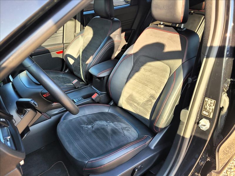 Ford Kuga 2,0 D,ST-line,led,kůže - fotka 8 z 50