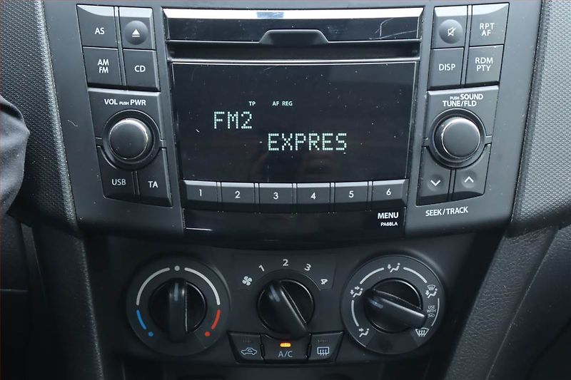 Suzuki Swift (2015) 1.2, Tempomat, Park. senzory - fotka 12 z 17