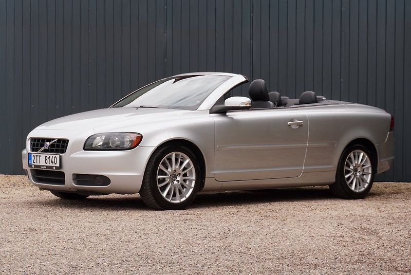 Volvo C70 2.4 D5 MOMENTUM - fotka 7 z 34