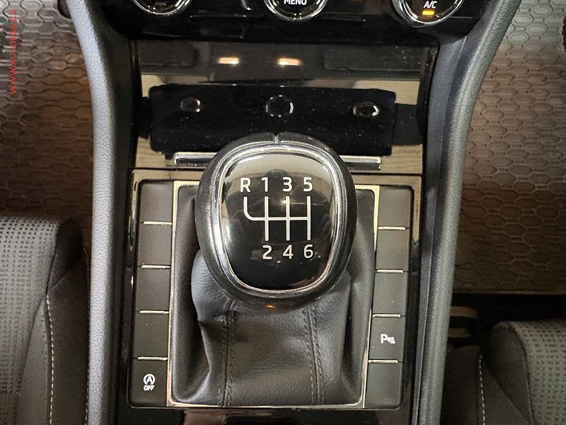 Škoda Superb (2018) 2.0 TDi, ČR, Ambition, xenon - fotka 18 z 19