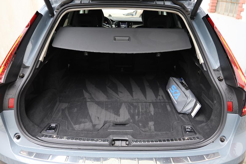 Volvo V90 (2021) Pro, B5 AWD mild hybrid - fotka 20 z 25