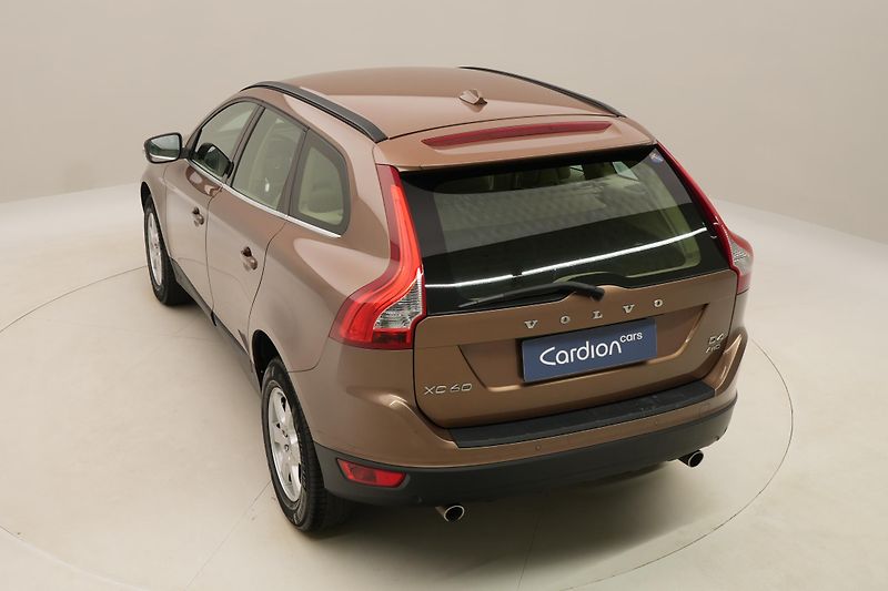 Volvo XC60 D4 AWD MOMENTUM CZ - fotka 17 z 45