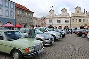 Sraz vozů značky Mercedes na Karlově náměstí v Kolíně.