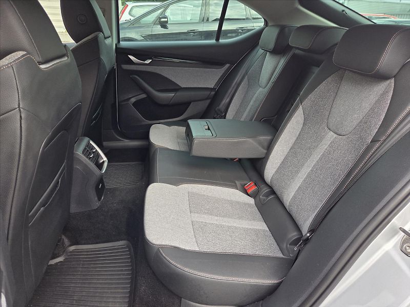 Škoda Octavia 1,5 eTSi DSG Top Selection Zár - fotka 8 z 14