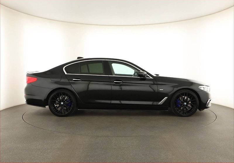 BMW Řada 5 (2017) 530d - fotka 6 z 20
