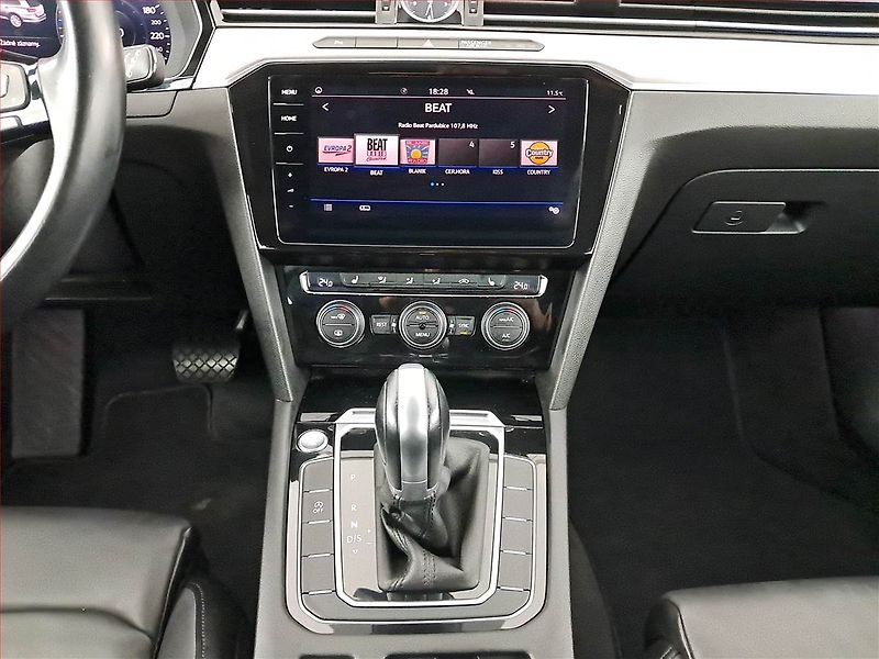 Volkswagen Passat (2018) 2.0 TDI, 4X4, Automat, Kůže - fotka 12 z 25