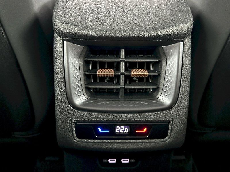 Cupra Terramar (2026) VZ 2.0 TSI 195kW 4x4 DSG - fotka 34 z 38