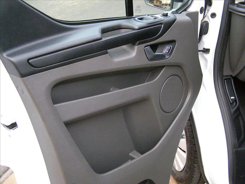Ford Tourneo Custom 2,0   MINIBUS CUSTOM Facelift - fotka 12 z 28