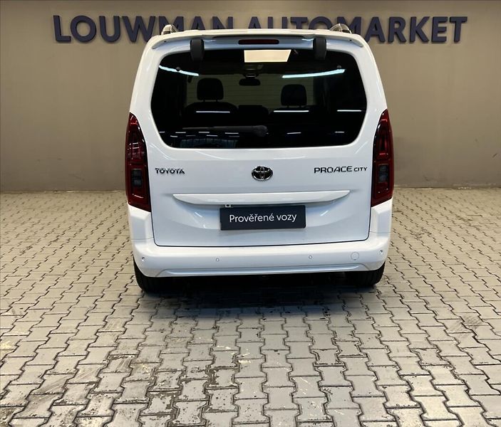 Toyota ProAce City Verso 1,5 D 8AT FAMILY L1 - fotka 14 z 16