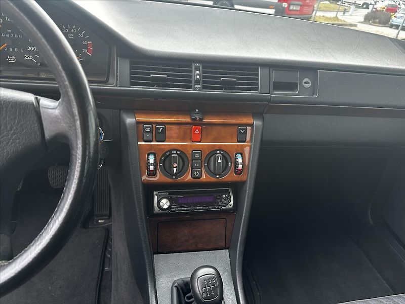 Mercedes-Benz 124 124 230 CE - fotka 9 z 14