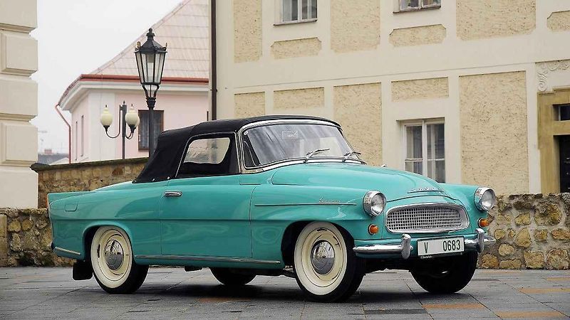 Škoda 450 s Miss USA 1957 Charlottou Sheffieldovou.