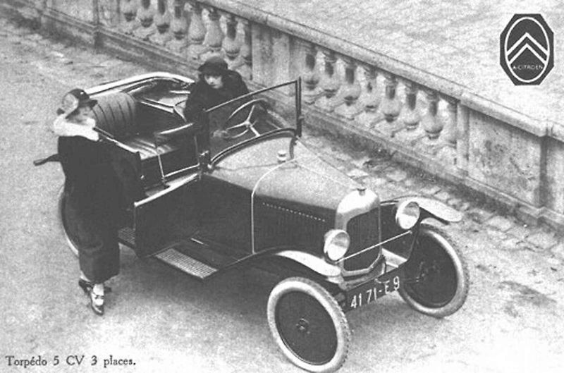 Před 100 lety francouzská automobilka začala výrobu třímístného vozu s dvěma sedadly vpředu a jedním umístěným uprostřed vzadu. Podle tvaru rozmístění sedaček se mu začalo říkat jetelíček nebo trojlístek, francouzsky Tréfle. Foto: Wikimedia Commons, Lione