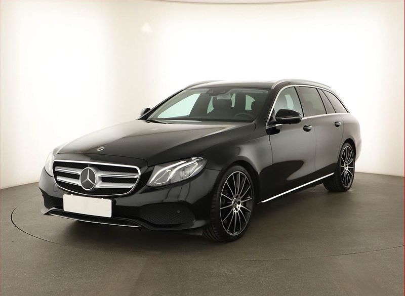 Mercedes-Benz Třídy E (2017) AMG Paket E 400 4MATIC - fotka 2 z 29