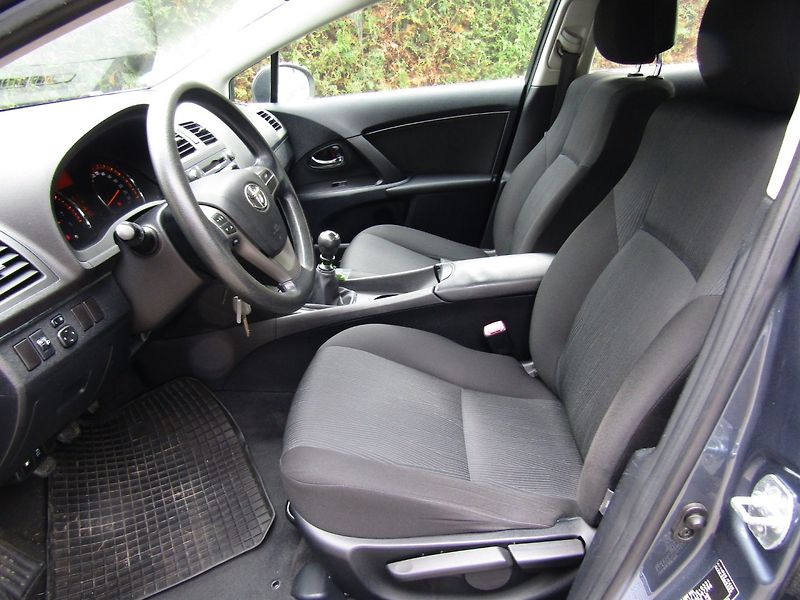 Toyota Avensis (2010) 1.6 16V  97kW  ZIMNÍ PNEU - fotka 19 z 37
