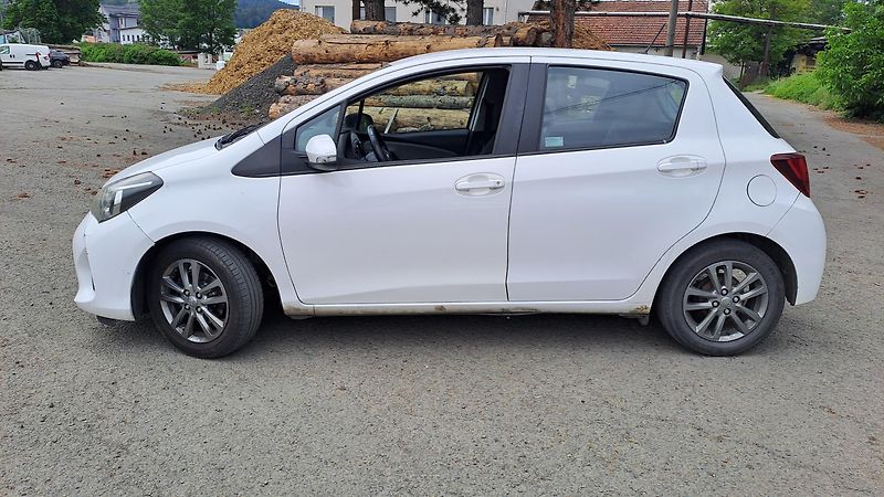 Toyota Yaris 1.0 VVTi Comfort REZERVACE - fotka 4 z 23