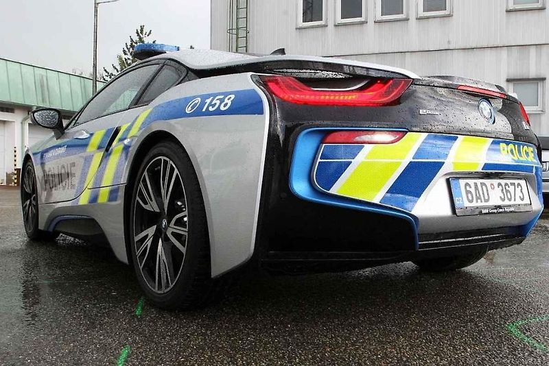 Nové hybridní BMW i8 jihomoravských policistů využívá pohon na elektřinu i spalovací motor.