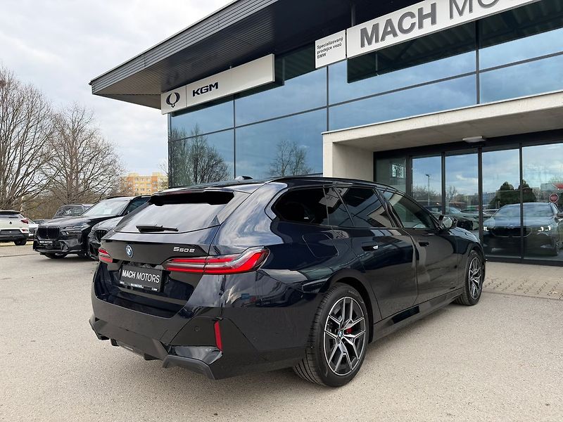 BMW Řada 5 550e xDrive Touring 08/2025 - fotka 14 z 29