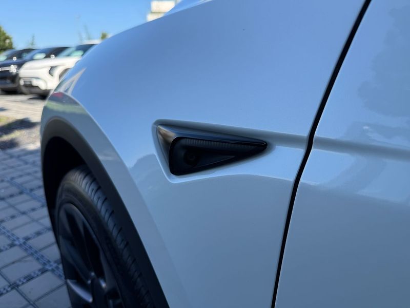 Tesla Model Y Long Range AWD - fotka 6 z 39