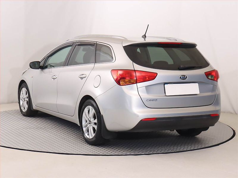 Kia Ceed (2015) Silver 1.6 GDI, Tempomat - fotka 4 z 18