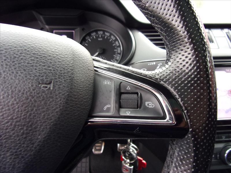 Škoda Octavia 2,0 TDI Style 110kW  Combi - fotka 24 z 26