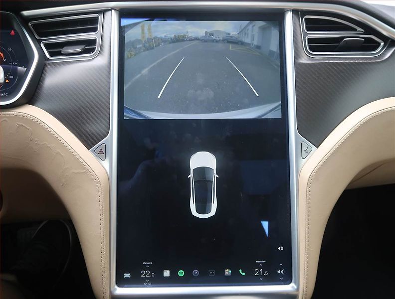 Tesla Model S (2015) 85D, SoH 84% - fotka 17 z 23